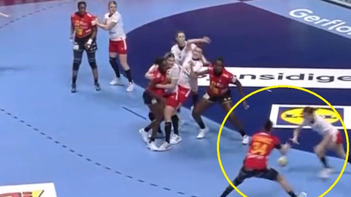 Twitter / EHF EURO / Na zdjęciu: wybicie piłki przez Mariolę Wiertelak