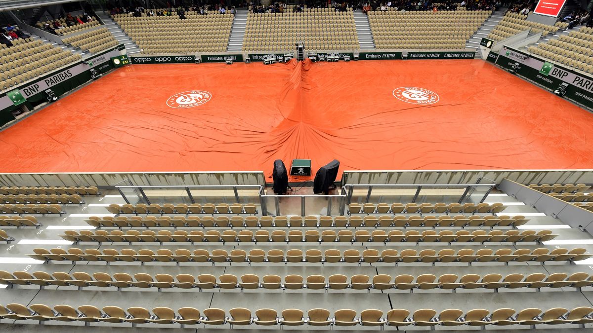 Zdjęcie okładkowe artykułu: PAP/EPA / CAROLINE BLUMBERG / Na zdjęciu: deszcz na kortach Rolanda Garrosa