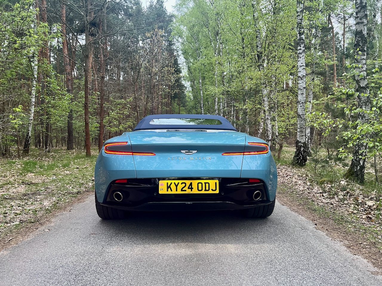 Aston Martin DB12 Volante