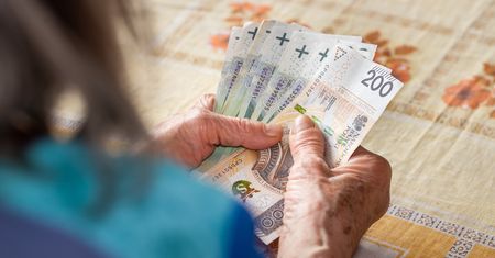 Tylu stulatków mieszka w Warszawie. Każdy dostaje dodatkowe pieniądze. Najstarsza osoba ma 108 lat