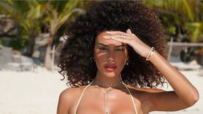 Jessica Aidi uwielbia pozować w bikini. To partnerka Marco Verrattiego