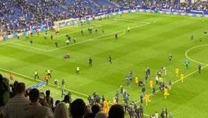 Zamiast świętować musieli uciekać do szatni. Nagrali, co działo się w meczu Barcelony