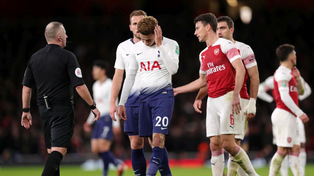 Zdjęcie okładkowe artykułu: Getty Images / Alex Morton / Na zdjęciu: Dele Alli (Tottenham) chwilę po tym, jak został trafiony butelką w meczu z Arsenalem