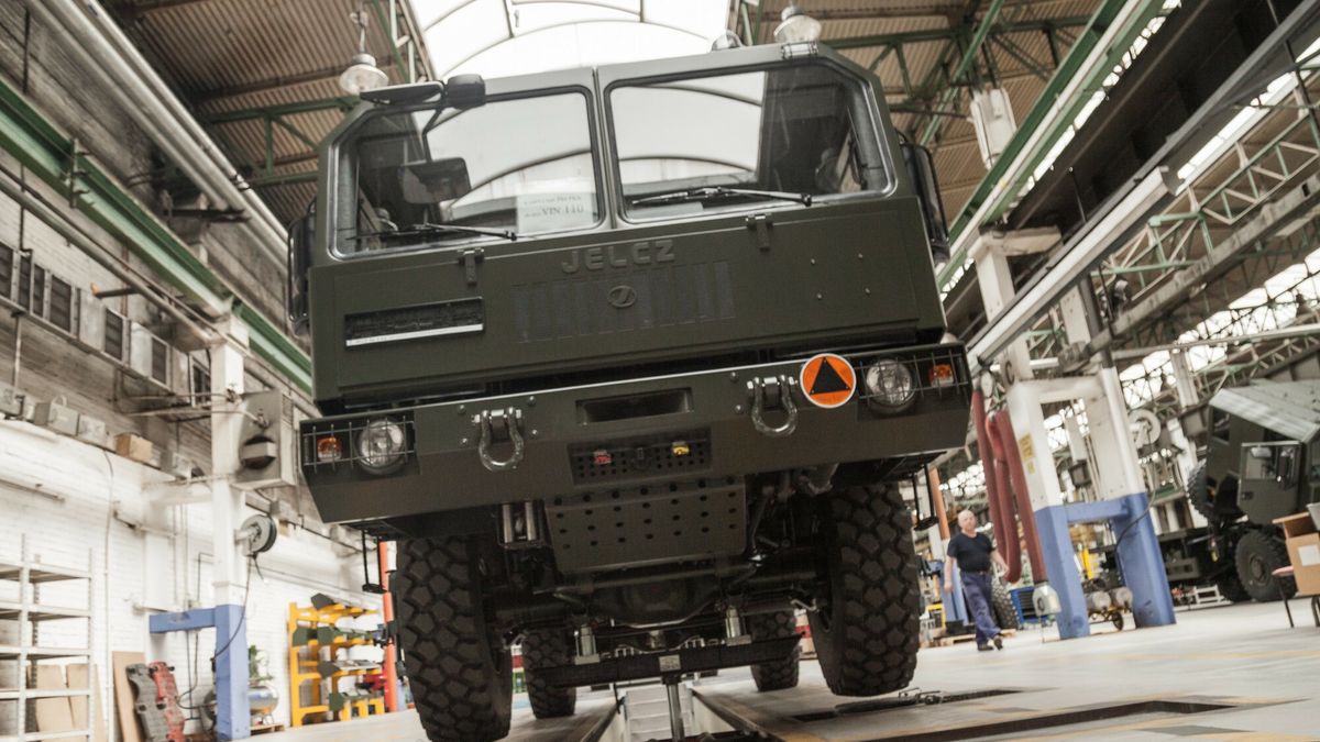 Z potężnego producenta autobusów pozostała spółka produkująca dla wojska