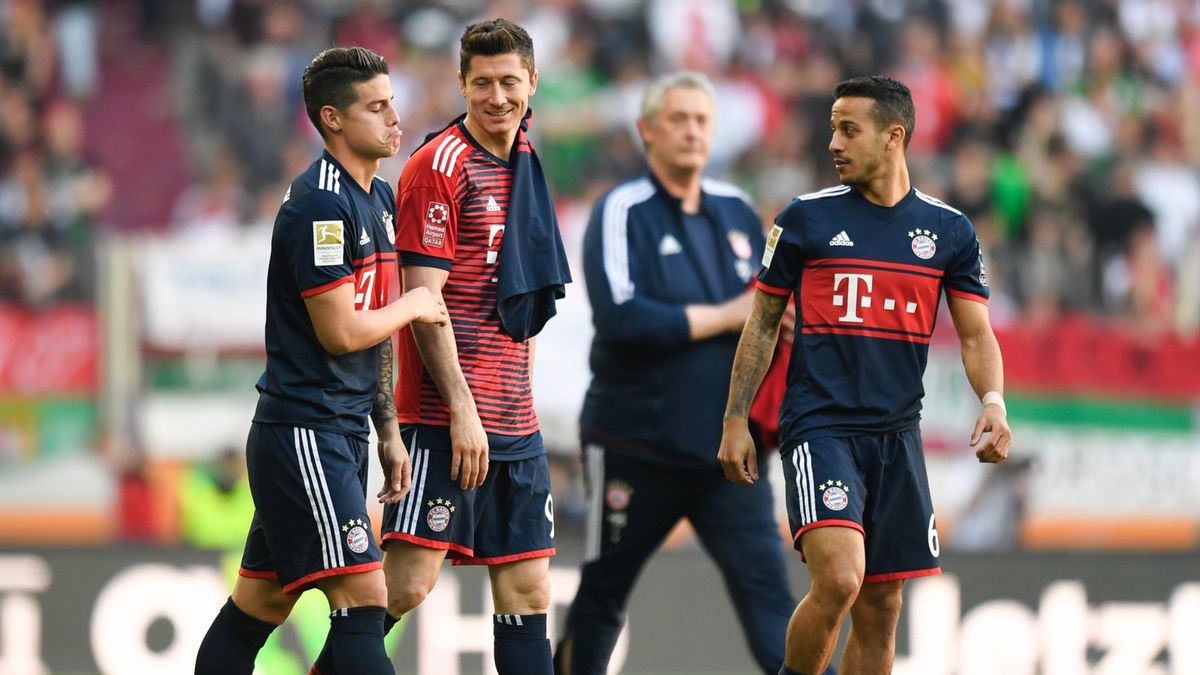Piłkarze Bayernu cieszą się ze zdobycia mistrzostwa Niemiec 