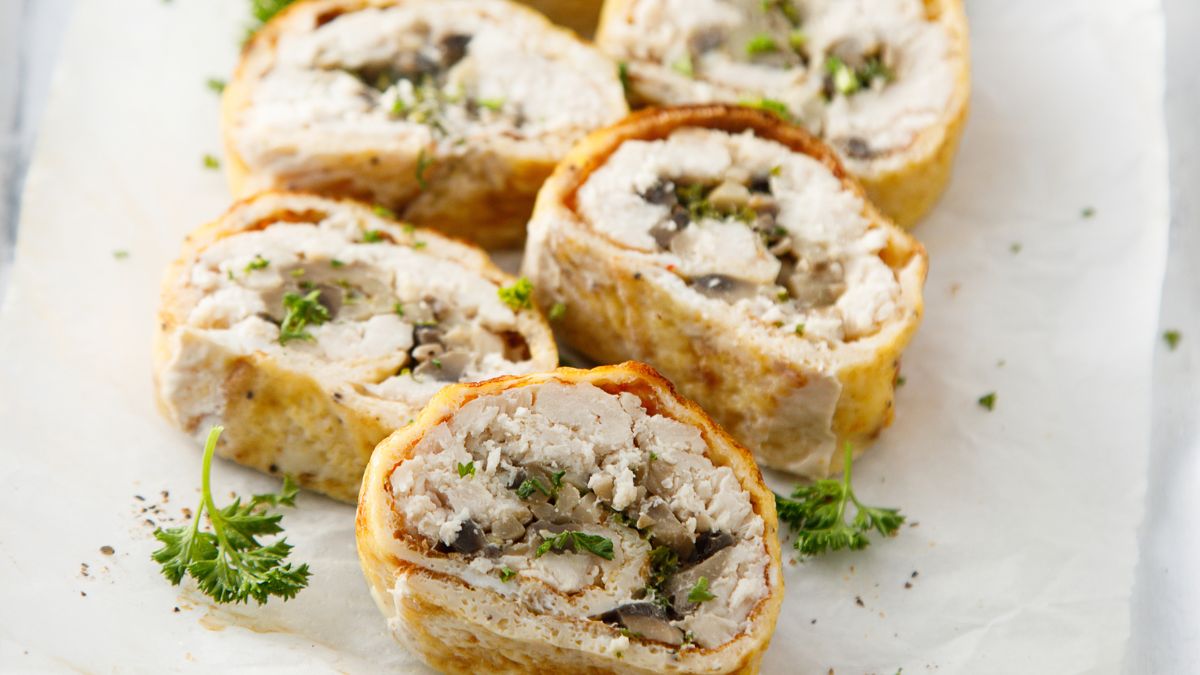 Rolada serowa z kurczakiem jest pełna białka 