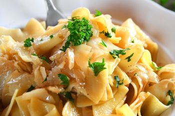 Smakuje jak pierogi, robi się szybciej. Chłopski makaron hitem