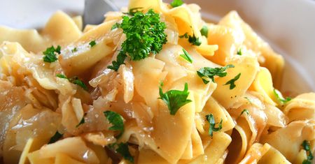 Smakuje jak pierogi, robi się szybciej. Chłopski makaron hitem