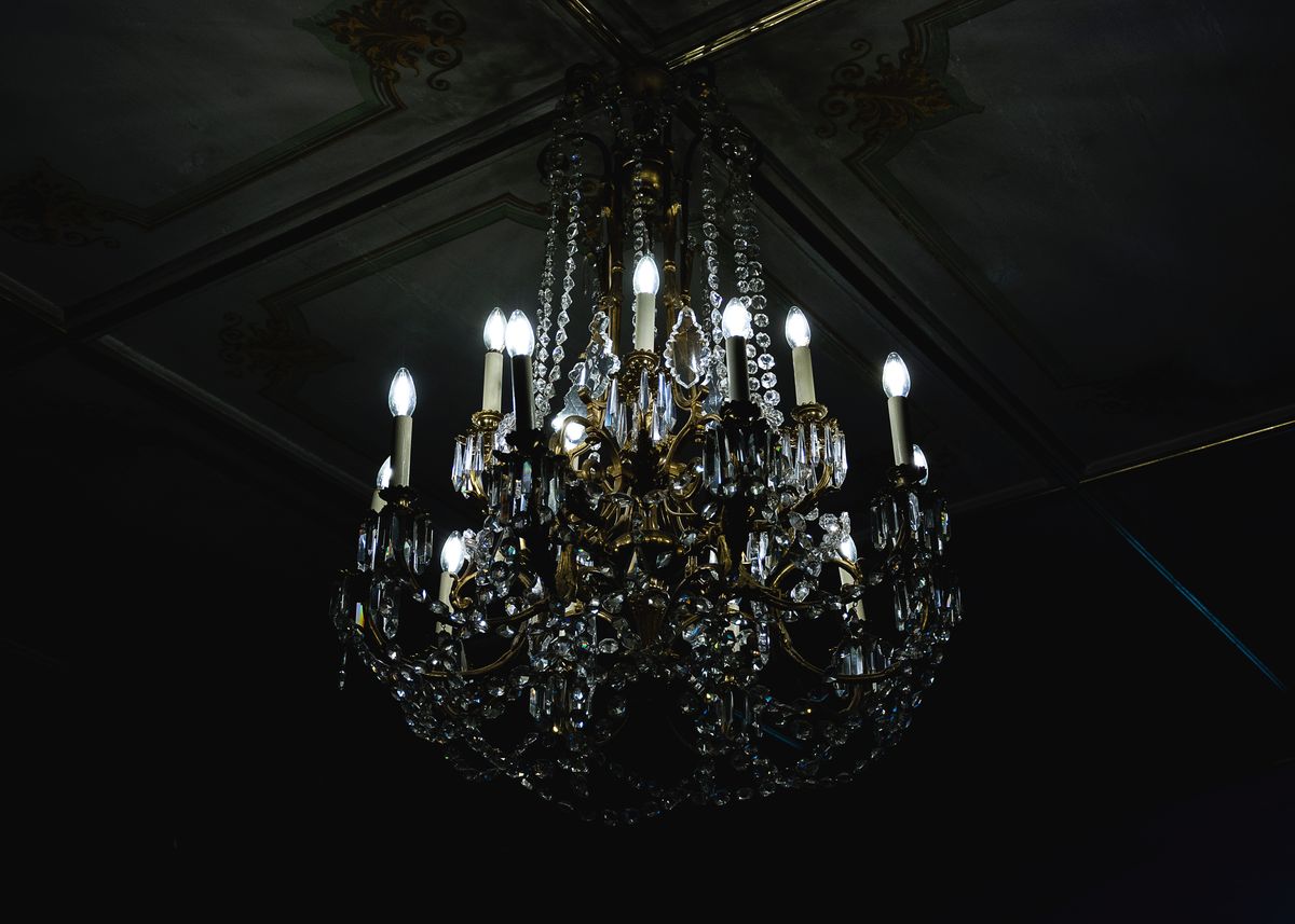 Oświetlenie jak w pałacu – żyrandole i kinkiety o szlachetnym charakterze