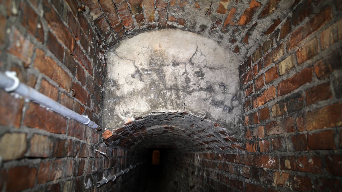 Tunel pod dawnym Pałacem Saskim na placu marszałka Józefa Piłsudskiego w Warszawie