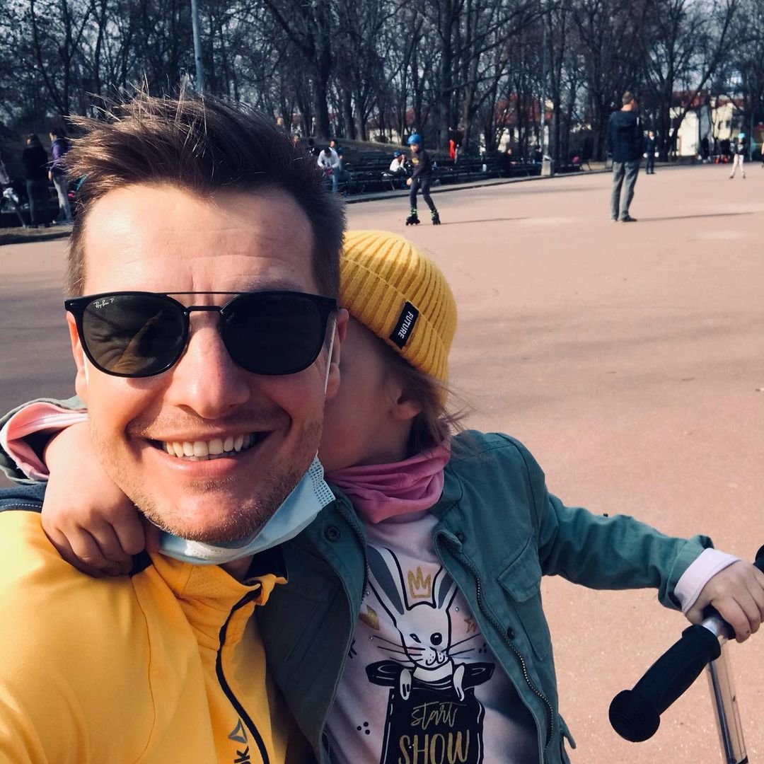 Rafał Mroczek z córką Zosią