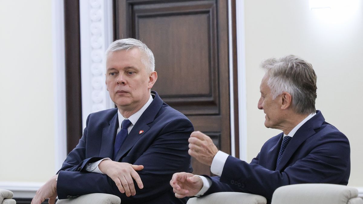 Warszawa, 29.04.2025. Minister spraw wewnętrznych i administracji, koordynator służb specjalnych Tomasz Siemoniak (L) oraz wiceminister spraw zagranicznych Marek Prawda (P) przed posiedzeniem rządu w siedzibie KPRM w Warszawie, 29 bm. Rząd zajmie się m.in. projektem założeń makroekonomicznych na lata 2025-2029. Członkowie Rady Ministrów omówią także projekt sprawozdania z wdrażania planu budżetowo-strukturalnego. (jm) PAP/Rafał Guz