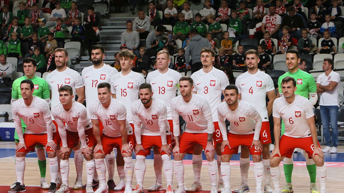 Gorzów Wielkopolski, 21.10.2025. Zawodnicy reprezentacji Polski pozują do wspólnego zdjęcia przed meczem towarzyskim w futsalu z Holandią, 21 bm. w Gorzowie Wlkp. (js) PAP/Lech Muszyński