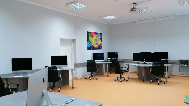 Śląskie. Jedna z sal informatycznych w Zespole Szkół Technicznych i Licealnych im. S. Staszica w Czechowicach-Dziedzicach.