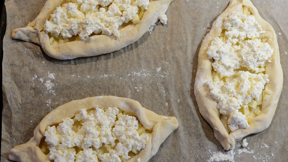 Chaczapuri z serem przed pieczeniem