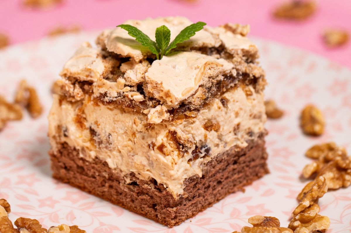 Warstwowe ciasto Dakłas to czysta perfekcja. Możesz podać je na każdą okazję