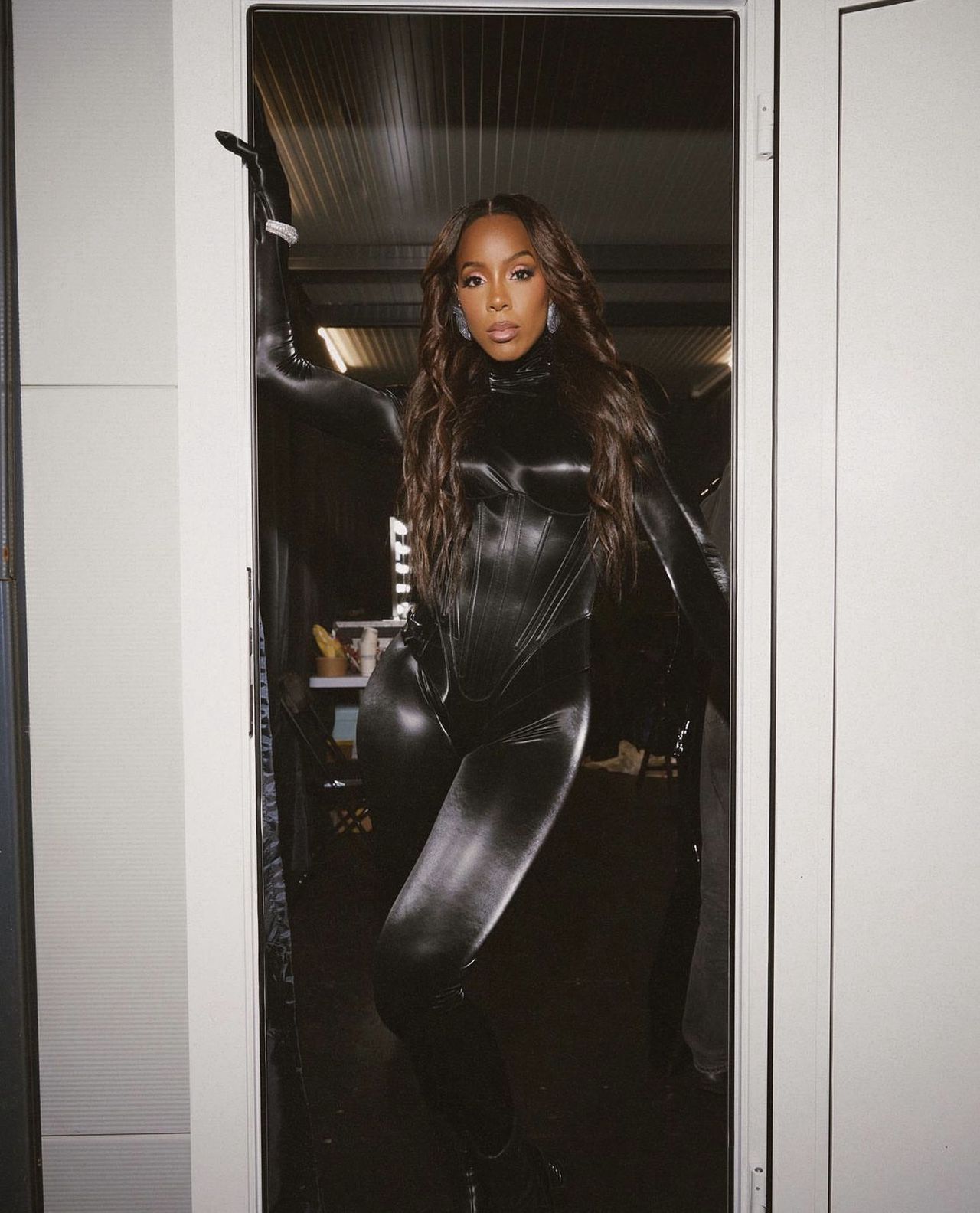 Kelly Rowland w czarnym kostiumie z połyskiem