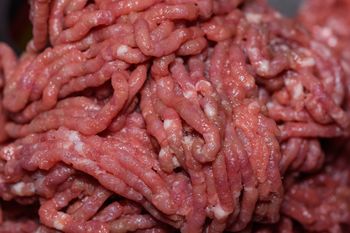 Mięso mielone bardzo szybko ciemnieje. Malo kto ma świadomość dlaczego