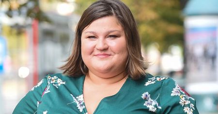 Dominika Gwit w sukience idealnej na wesele. To modny model plus size