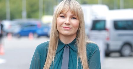 Anna Guzik w ogniu krytyki za stylizację z ramówki TVN: "Sukienka koszmarna i te włosy! Dwa LEŻĄCE OGONKI"
