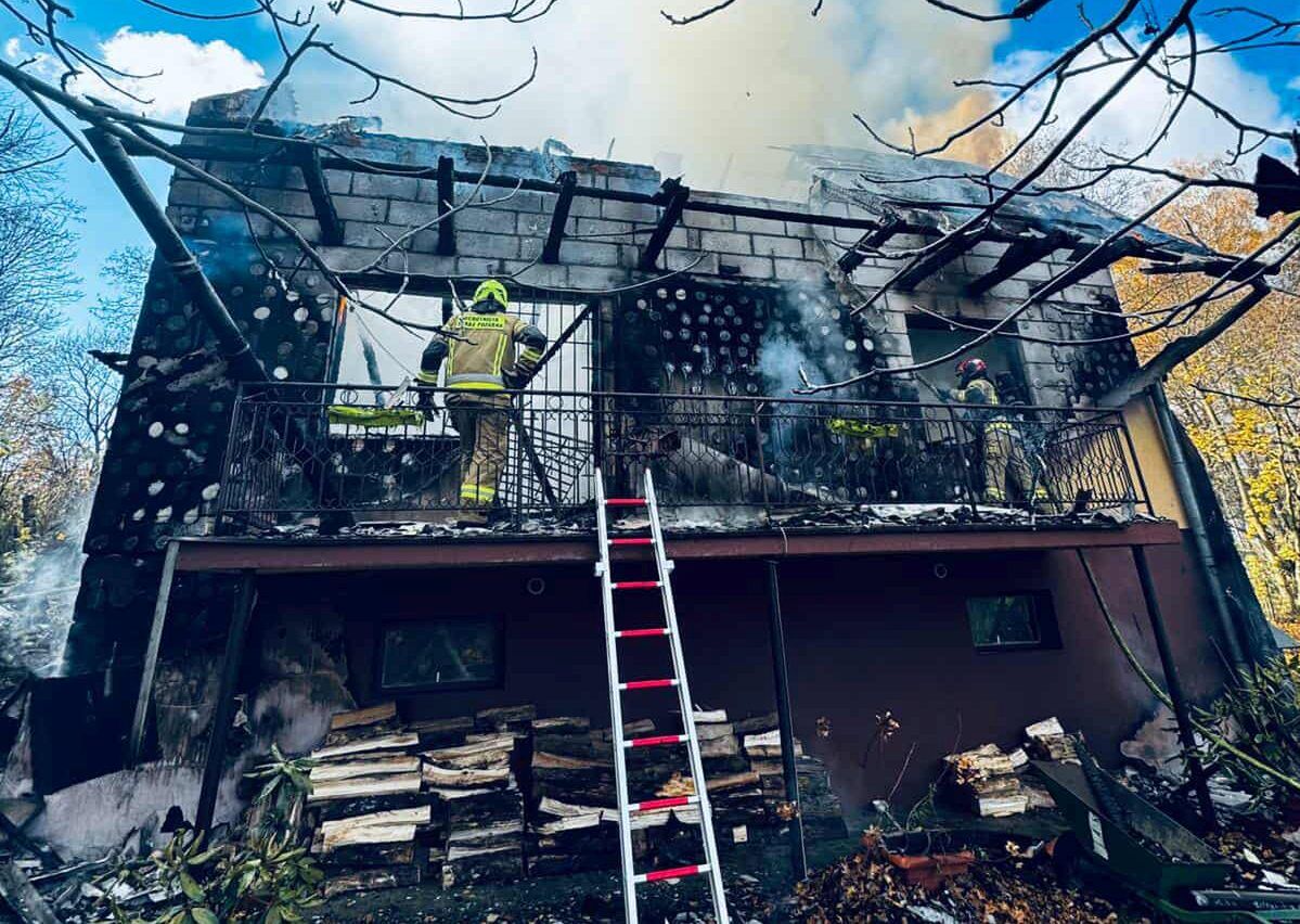 Motycz: Pożar domu. Z żywiołem walczyło 10 zastępów strażaków