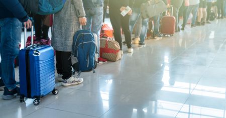 Pokazała, co robi z walizką przed odprawą. 2,4 mln odsłon
