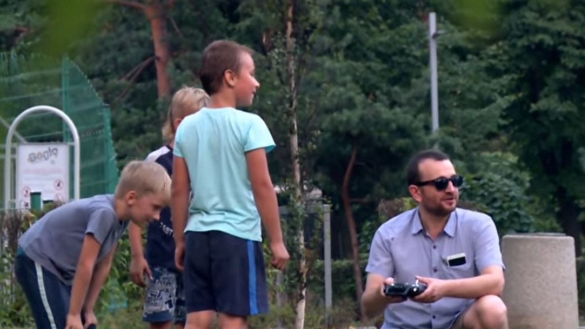  Eksperyment policyjny. "Fałszywy pedofil" próbował wyprowadzić dzieci z placu zabaw skupiając ich uwagę na dronie.