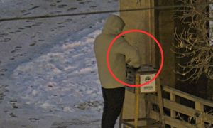 Przyłapał go pod szopką betlejemską. Niegodne zachowanie mężczyzny