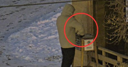 Przyłapał go pod szopką betlejemską. Niegodne zachowanie mężczyzny