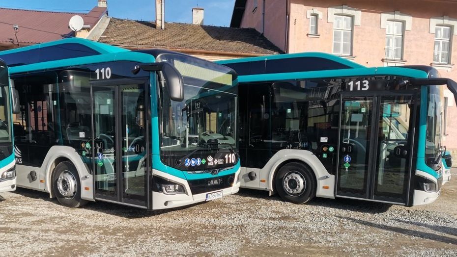 Spółce PKS w Rzeszowie przekazano wczoraj 8 autobusów na gaz, które kupiono w ramach Rządowego Funduszu Polski Ład - Program Inwestycji Strategicznych