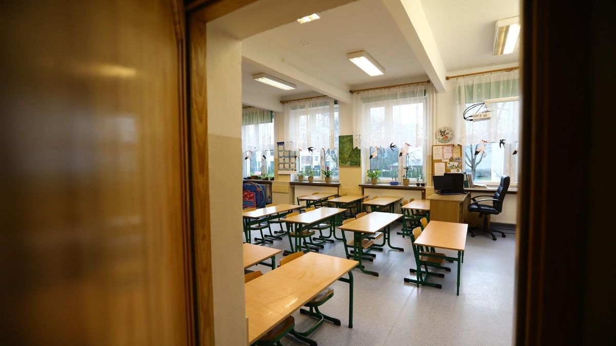 Nauczyciele stażyści zarabiają 1877 zł, a kontraktowi 1923 zł. To wciąż poniżej pensji minimalnej.