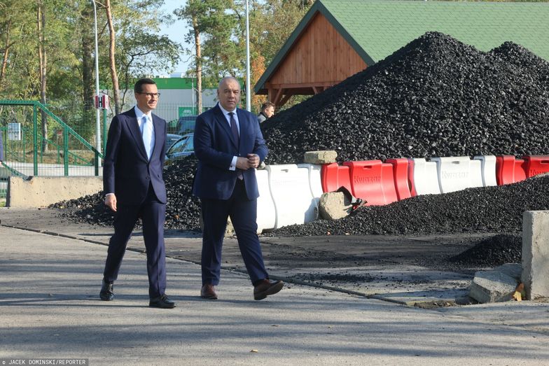 Na zdjeciu Premier Mateusz Morawiecki i wicepremier Jacek Sasin w Otwocku na tle węgla