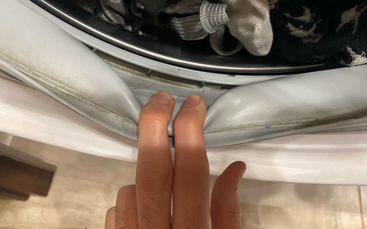 How to clean the rubber seals in a washing machine?