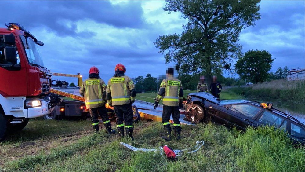 Namysłów. 22-letni kierowca wypadł z drogi. Auto wpadło do rzeki
