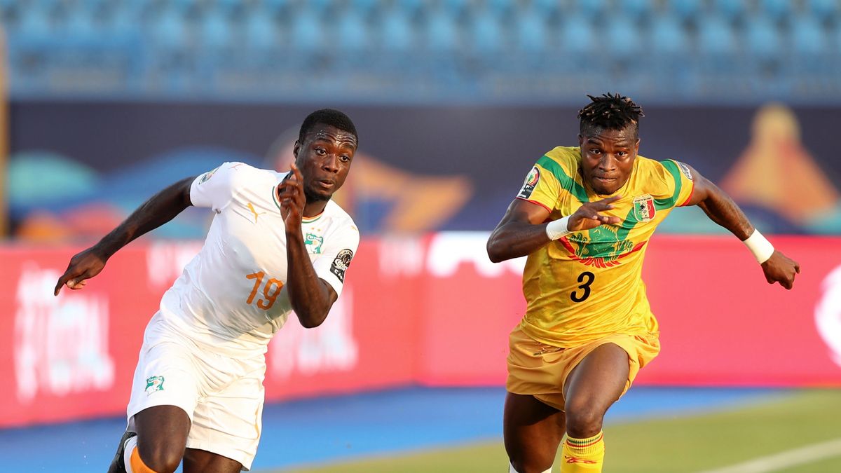 PAP/EPA / Samuel Shivambu / Na zdjęciu: Nicolas Pepe (z lewej) i Youssou Kone (z prawej)