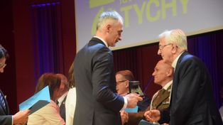 75 lat miasta Tychy. Uroczysta sesja Rady Miejskiej. Wręczanie tytułów Honorowy Obywatel Miasta Tychy