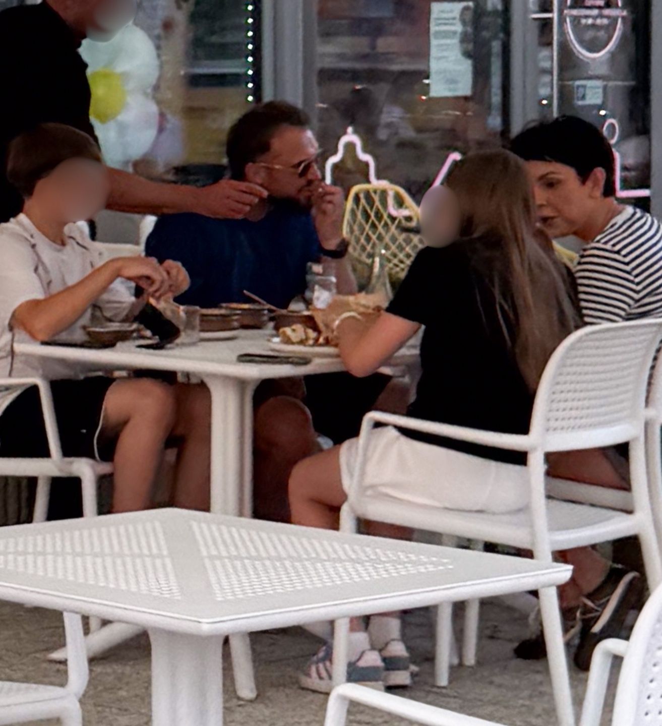 Dorota Gardias z partnerem i dziećmi w restauracji