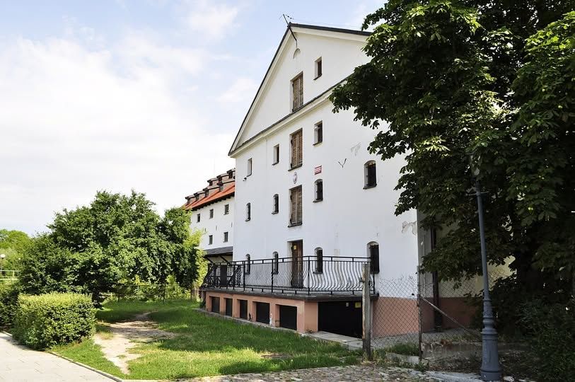 Milowy krok dla płockiego archiwum. Podpisano umowę na kompleksową modernizację budynku
