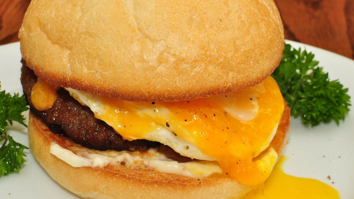 Bułka z kiełbasą, jajkiem i serem