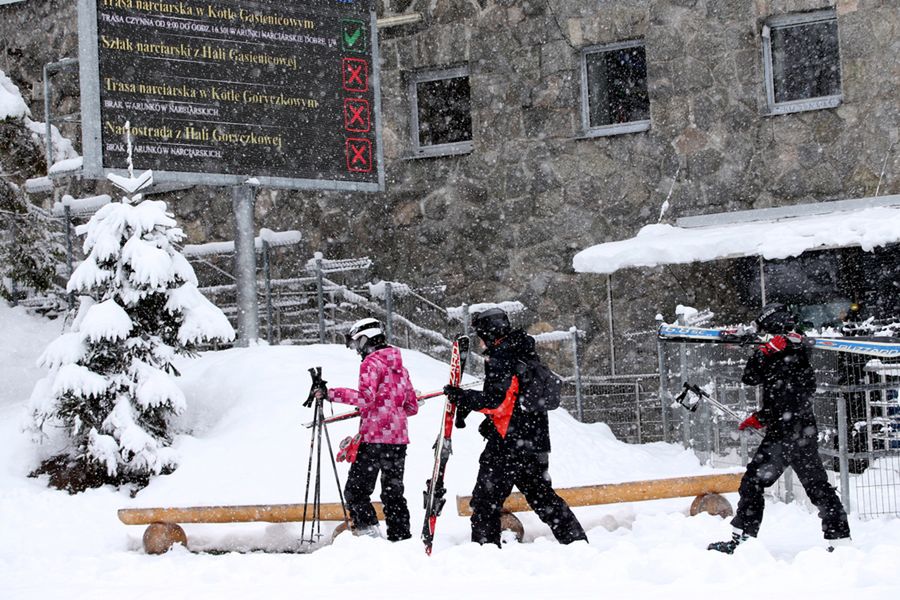 3-metrowe zaspy. TOPR: nie wywozić narciarzy na Kasprowy