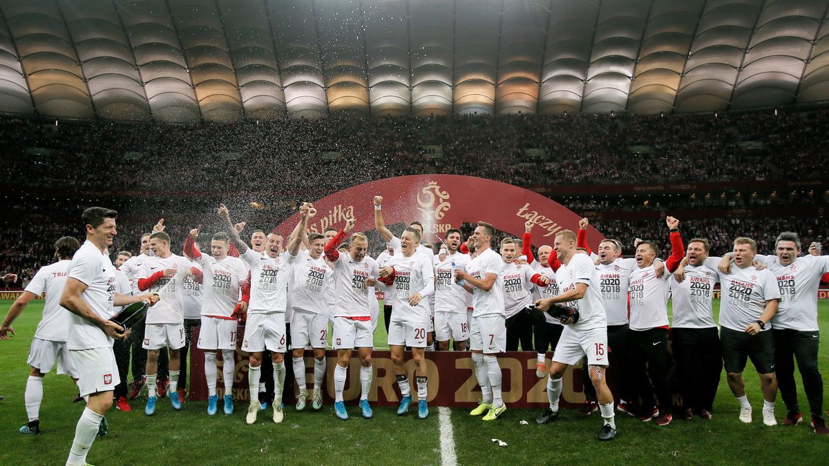 piłkarze reprezentacji Polski cieszą się ze zwycięstwa i awansu po meczu eliminacyjnym mistrzostw Europy z Macedonią Północną