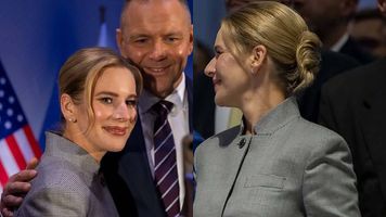 Ekspertka patrzy na uszy Marty Nawrockiej. Jeden detal zaprzepaścił wszystko