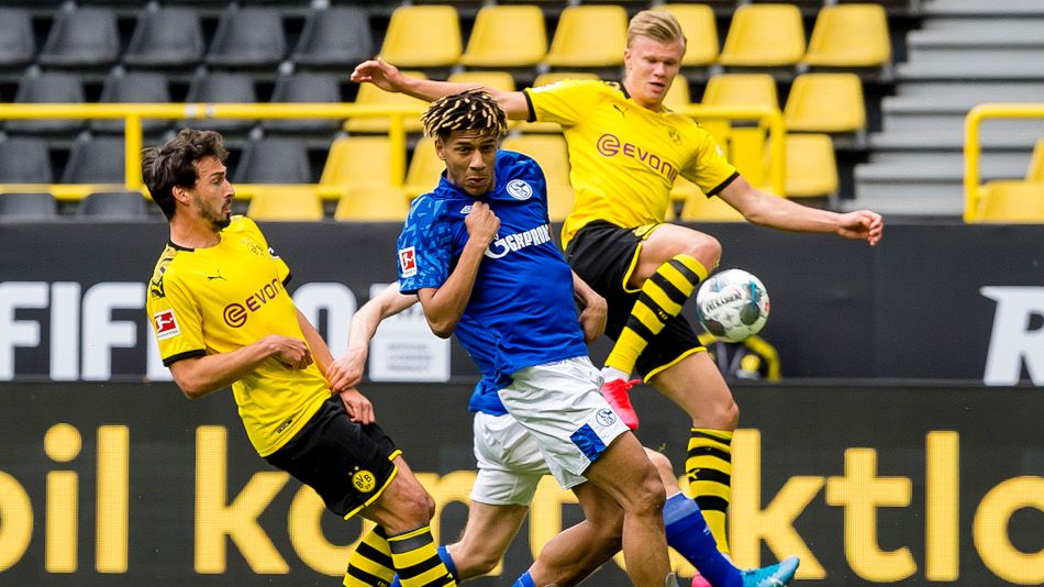 Getty Images / Na zdjęciu: Erling Haaland (z prawej) oraz Jean-Clair Todibo (w środku)