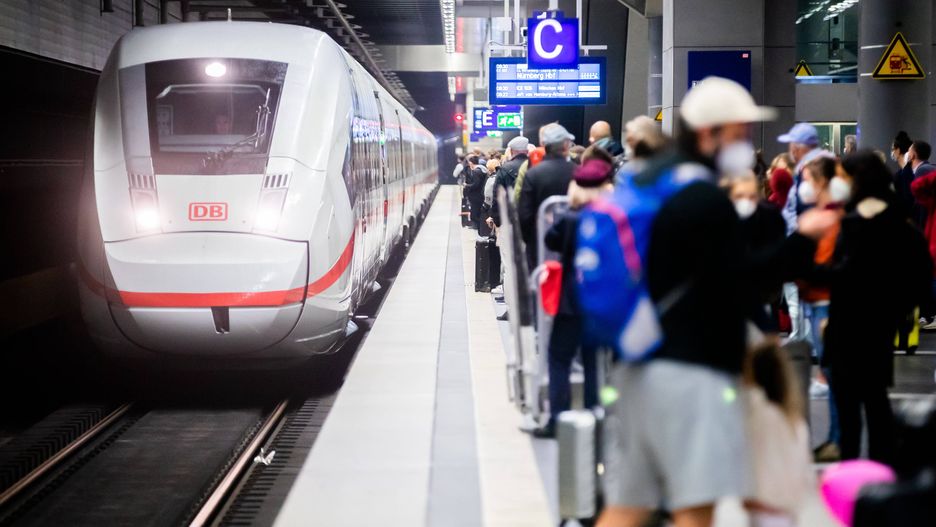 Train driver strike in Germany03 September 2021, Berlin: Numerous passengers stand on the platform at Berlin Central Station as an ICE train arrives. A nationwide train drivers' strike in passenger transport continue for the second day. The train drivers' union GDL had called on its members to strike at Deutsche Bahn for five days. The union demands better working conditions from freight transport to passenger transport in the morning hours. Photo: Christoph Soeder/dpa Dostawca: PAP/DPA.Christoph Soeder