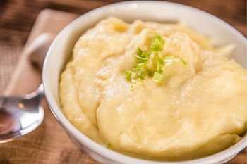 To puree z kalafiora nie jest rozgotowaną papką. Smak podkręca włoski dodatek