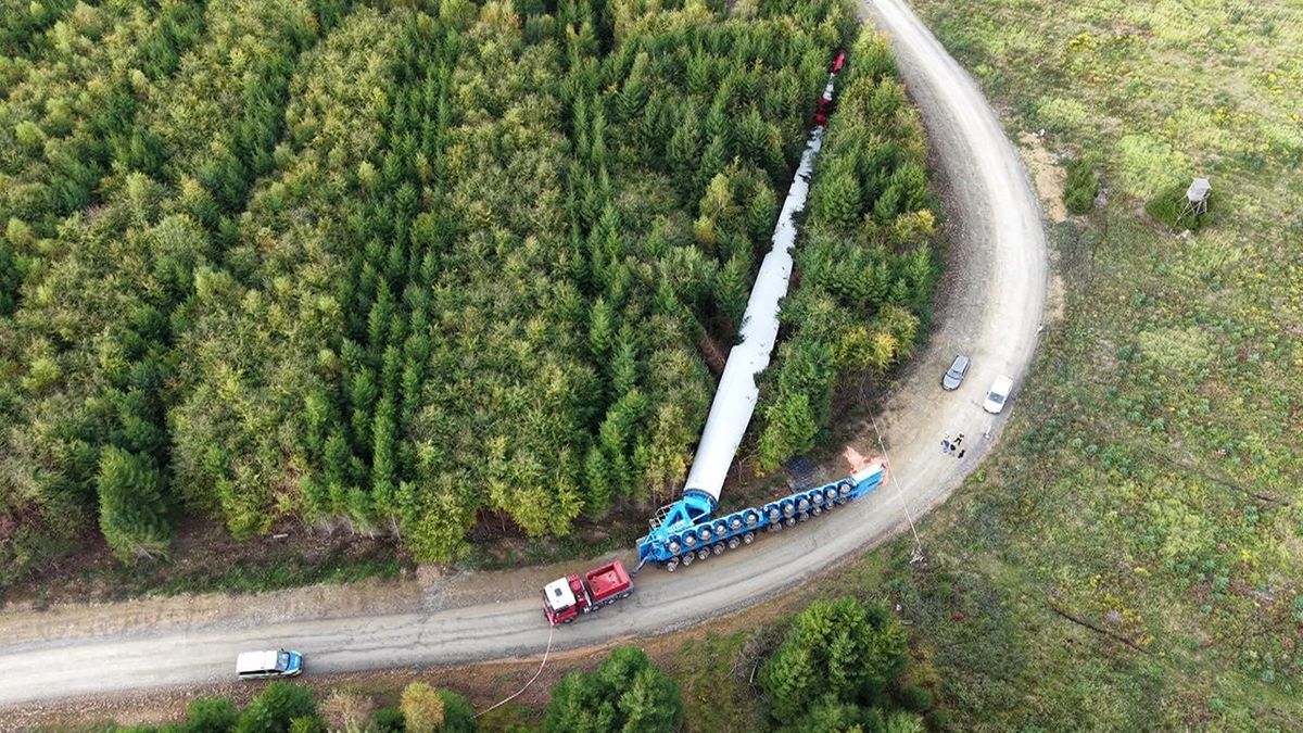 Transport ogromnej łopaty turbiny wiatrowej przewrócił się w Nadrenii Północnej-Westfalii w Niemczech