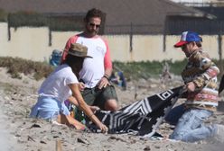 Gerard Butler wypoczywa na plaży ze znajomymi. Mimo pandemii