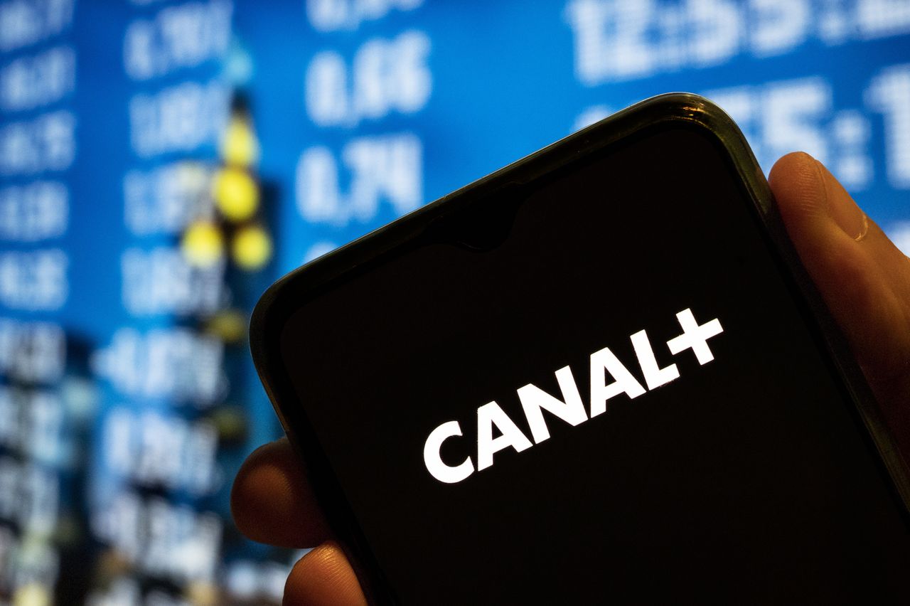 CHINA - 2022/07/25: In this photo illustration, the French premium television channel, studio and distributor, Canal+ logo is displayed on a smartphone screen. (Photo Illustration by Budrul Chukrut/SOPA Images/LightRocket via Getty Images)