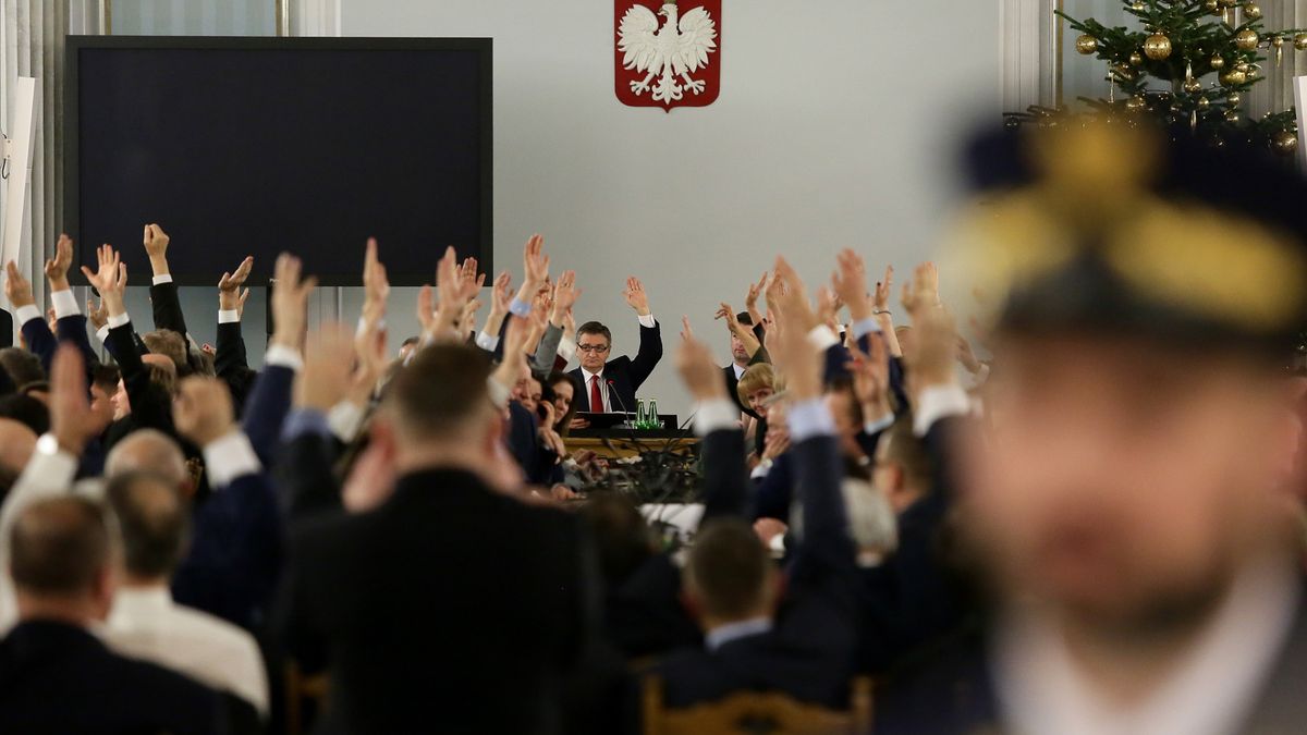 Posłowie PiS podczas głosowania nad budżetem na 2017 r.