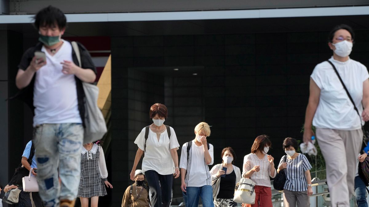 Zdjęcie okładkowe artykułu: PAP/EPA / KIMIMASA MAYAMA  / Na zdjęciu: mieszkańcy Tokio
